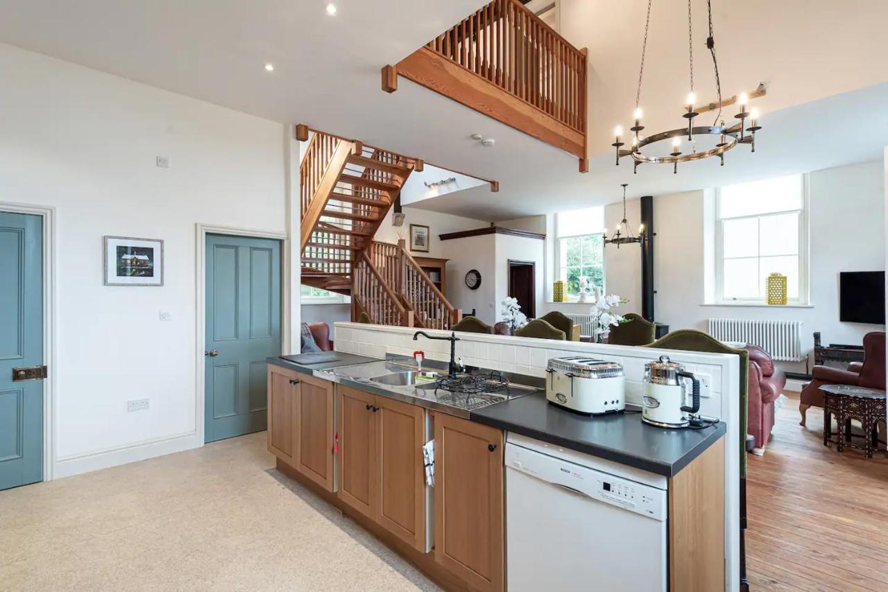 Converted Chapel, Stunning Sea & Mountain Views! Penmaen-mawr 외부 사진